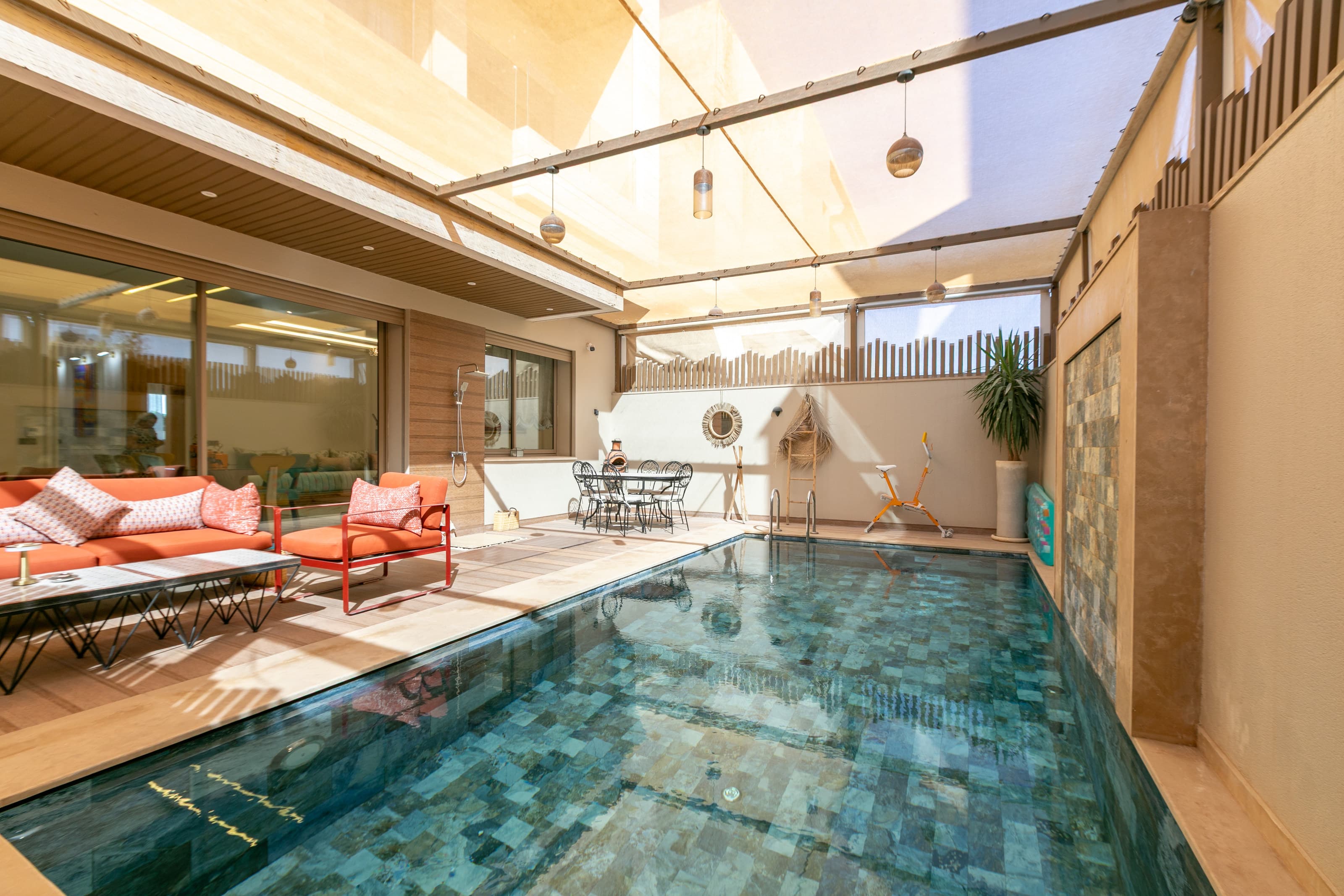 La piscine privée sous sa pergola