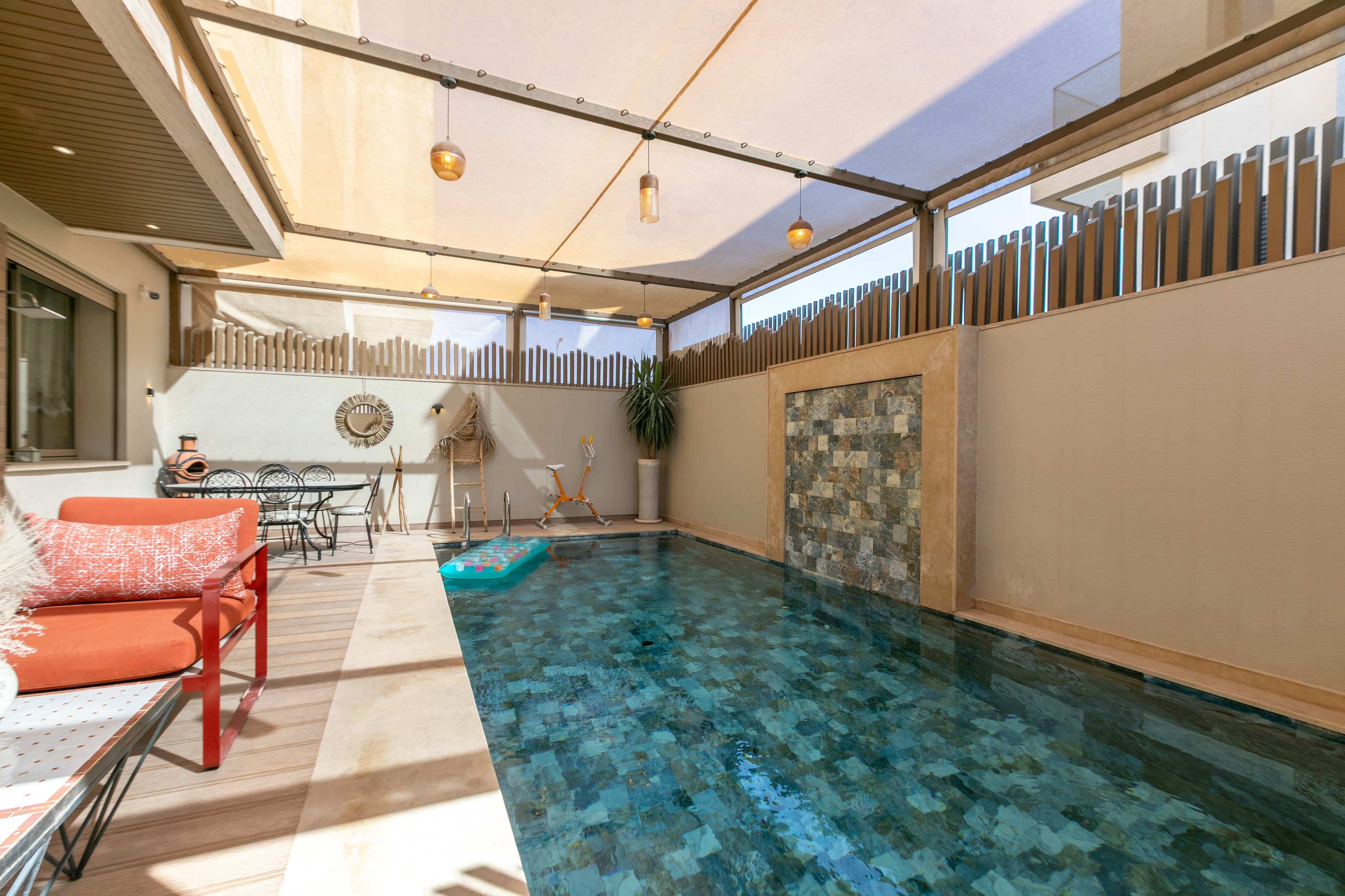 La piscine privée sous sa pergola