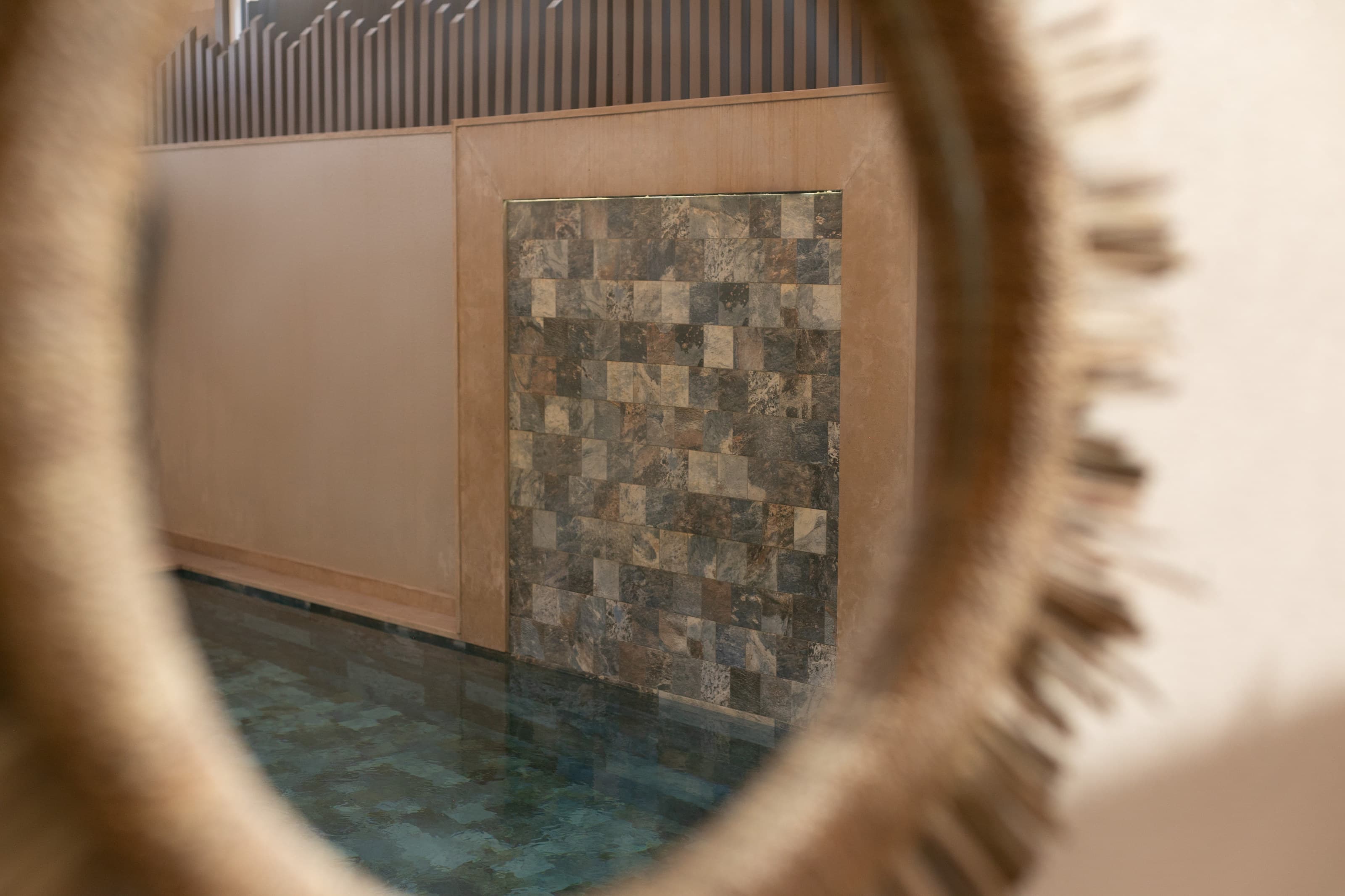La piscine privée sous sa pergola
