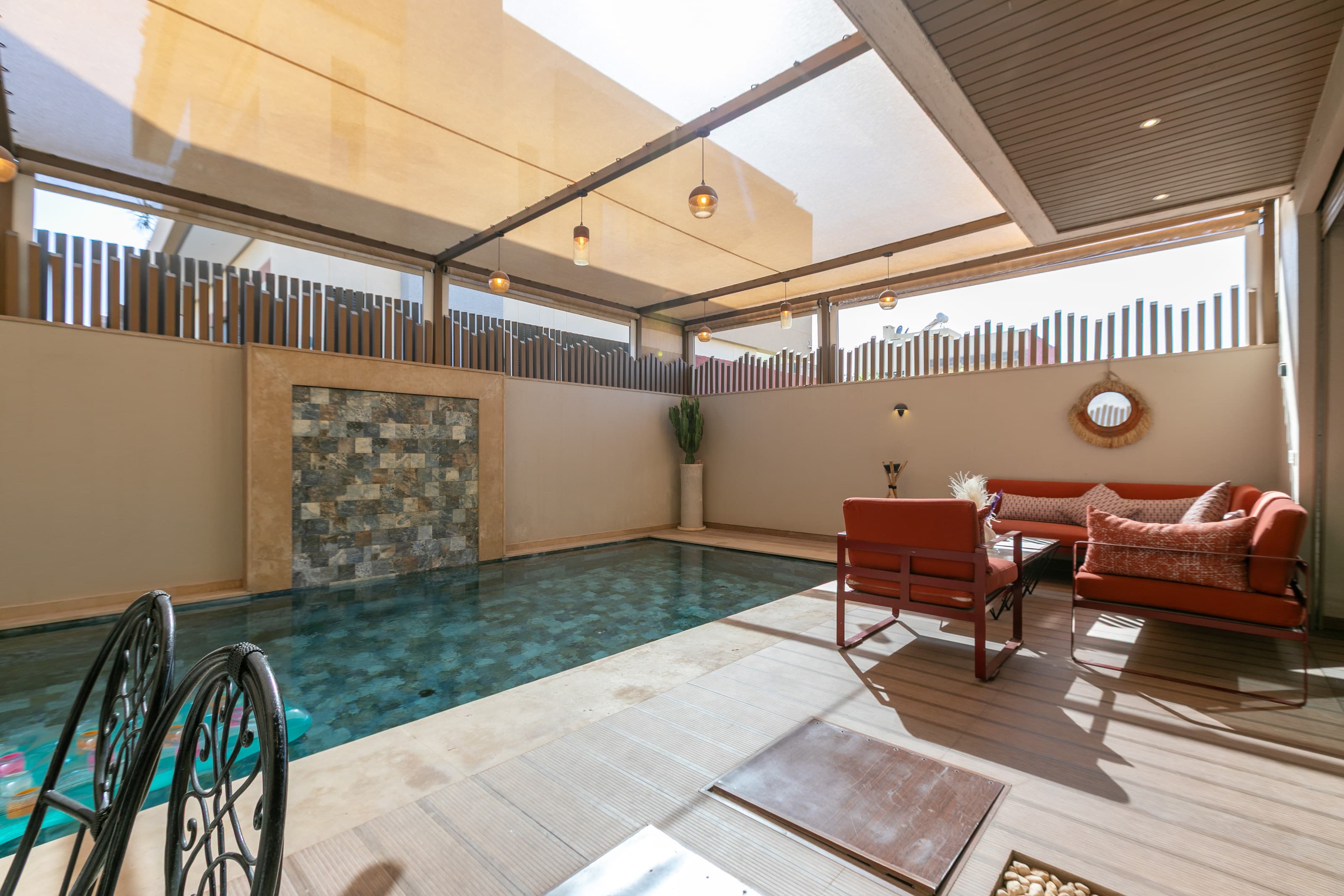 Le salon extérieur au bord de la piscine