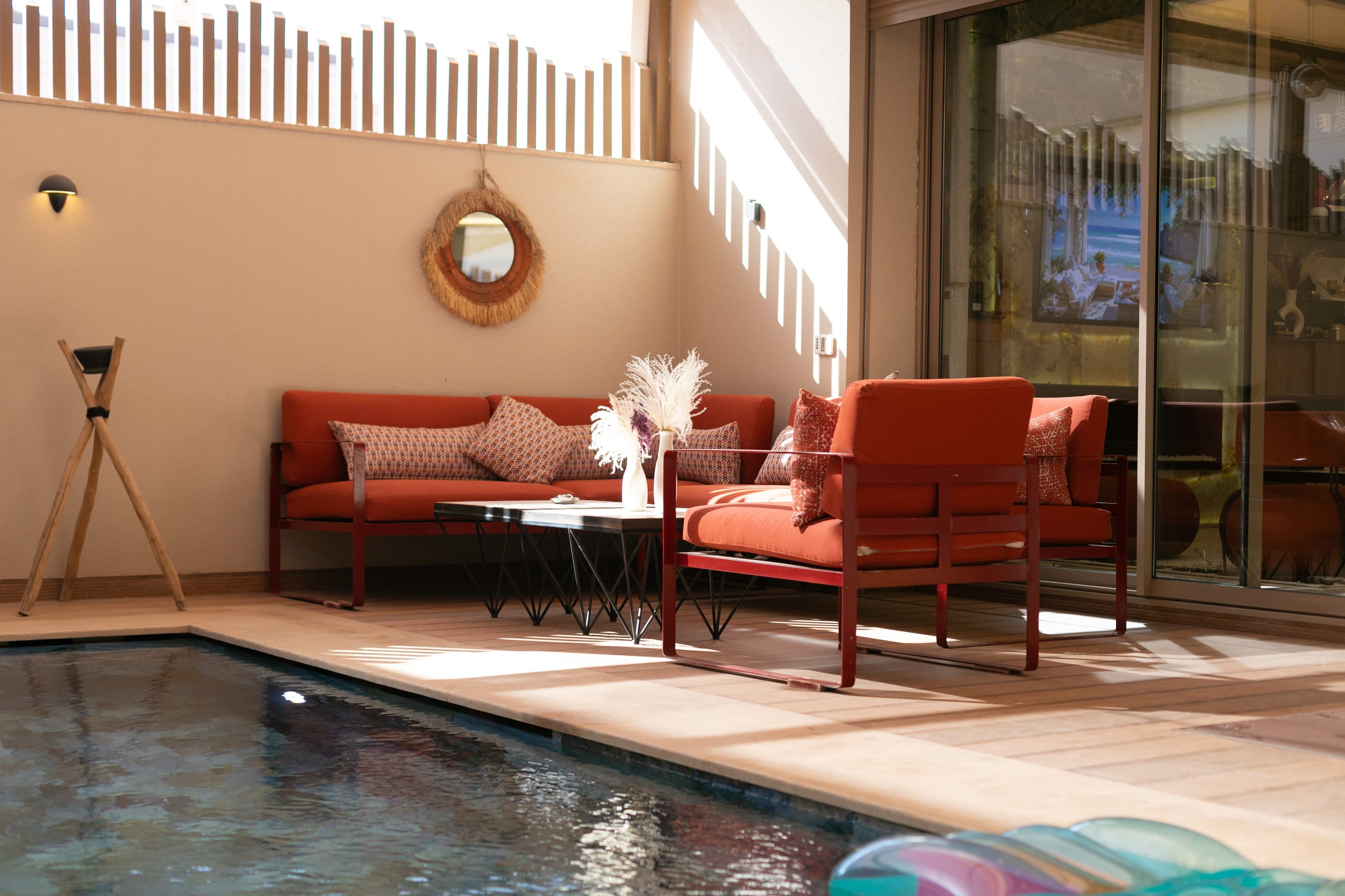 Le salon extérieur au bord de la piscine