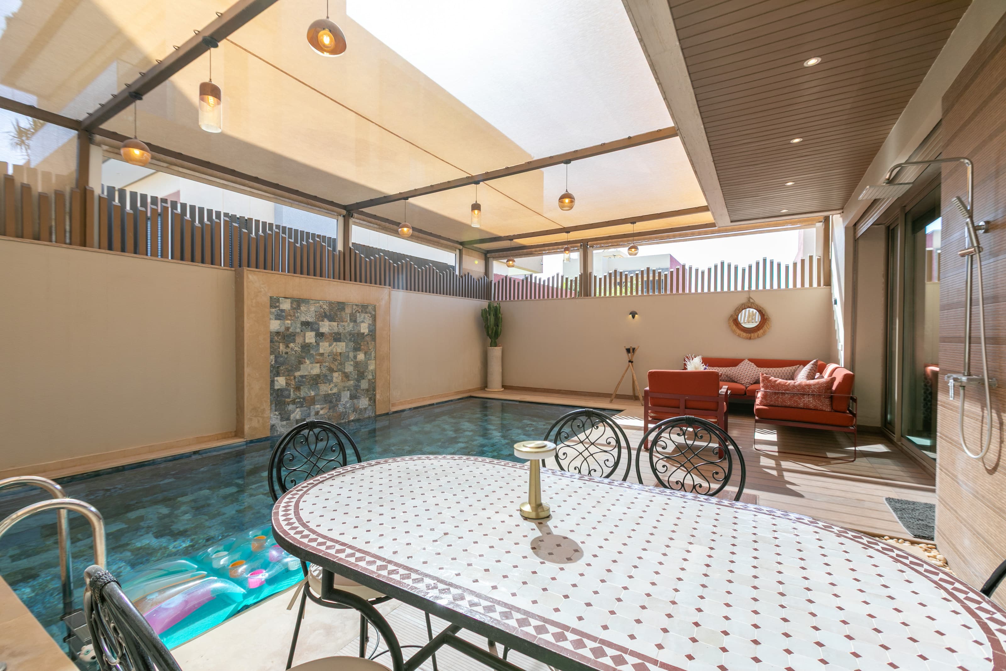 La table extérieure au bord de la piscine
