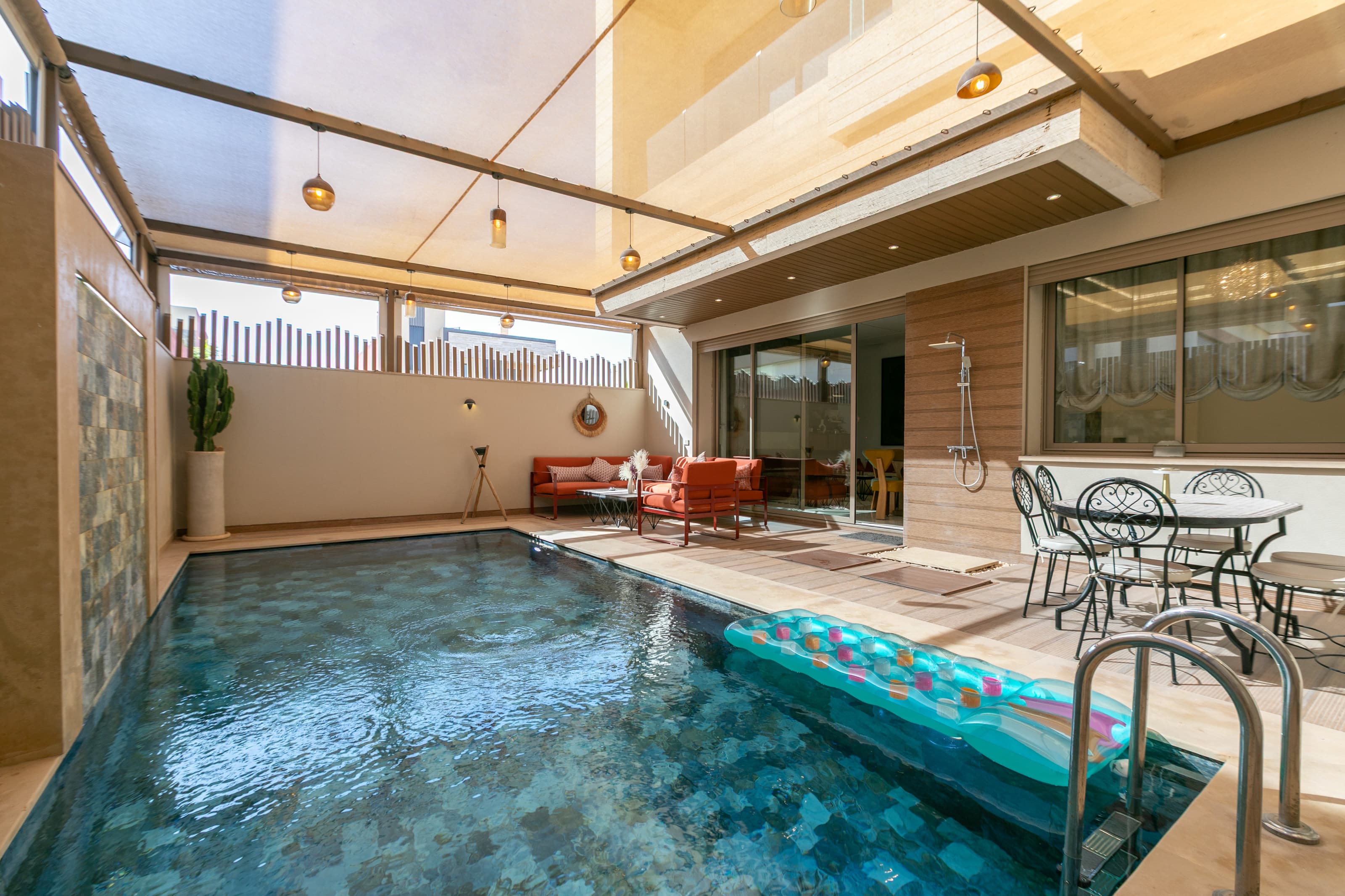 La piscine privée et la terrasse sous la pergola