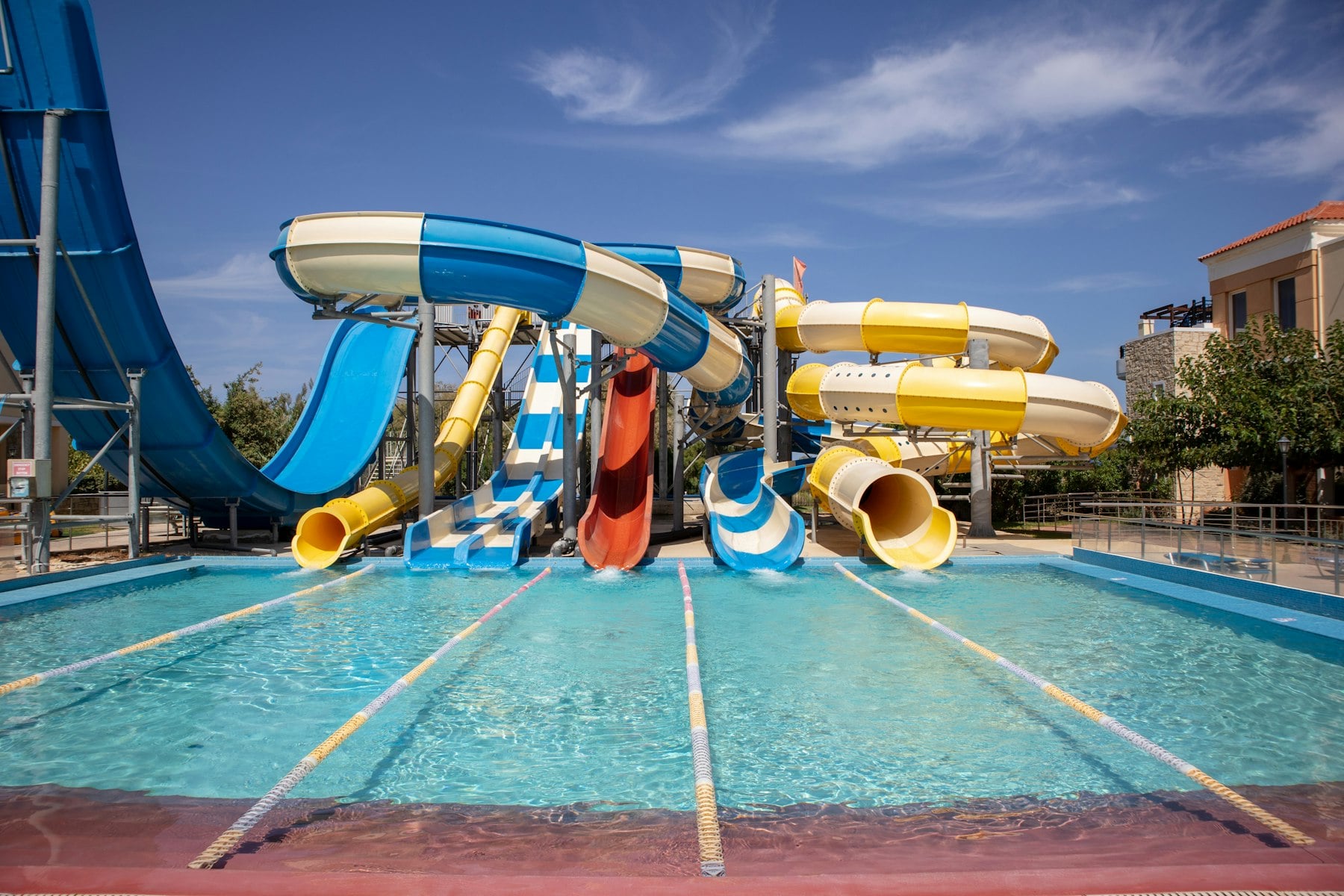 Les toboggans d'un parc aquatique