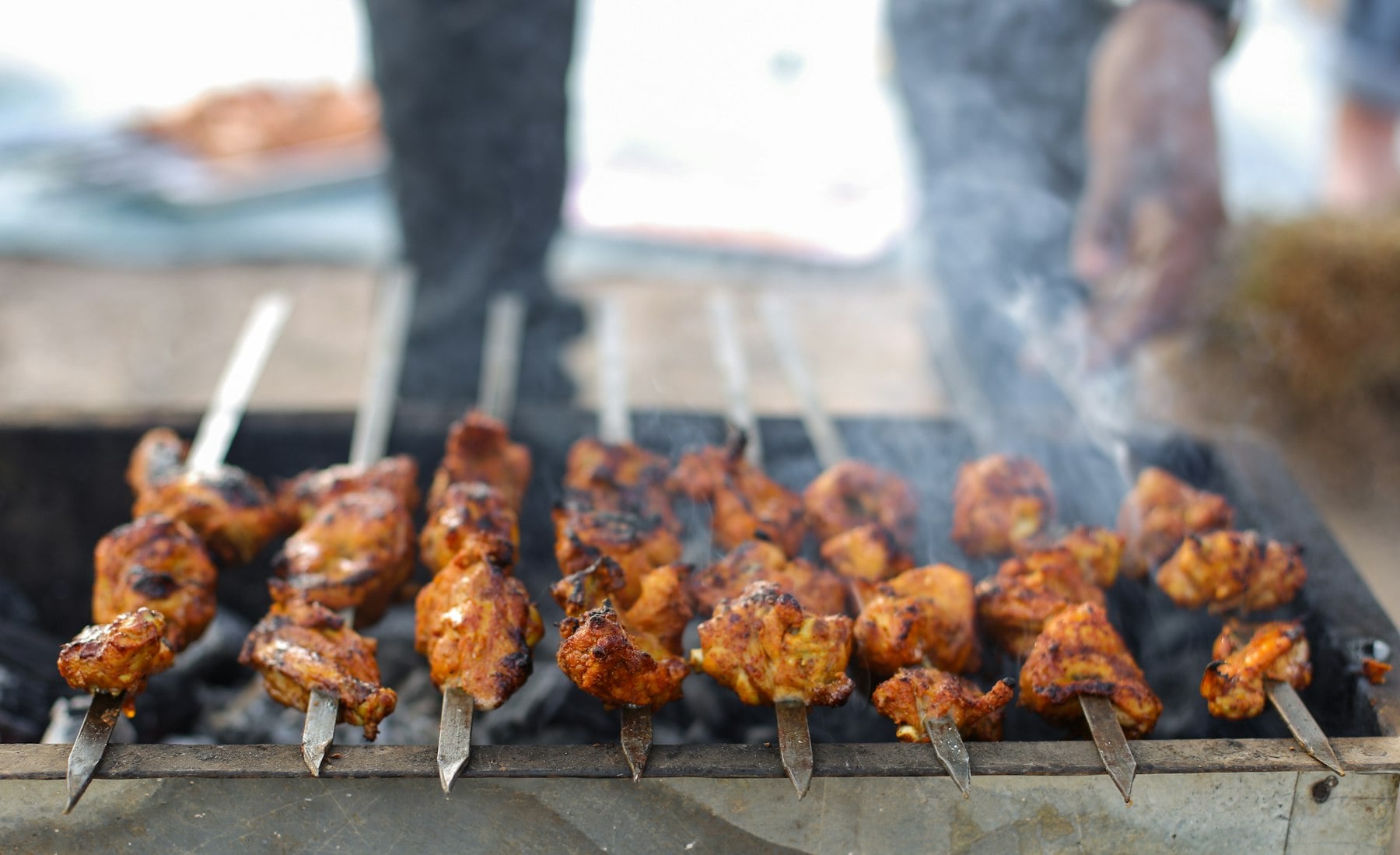 Des brochettes sur le grill