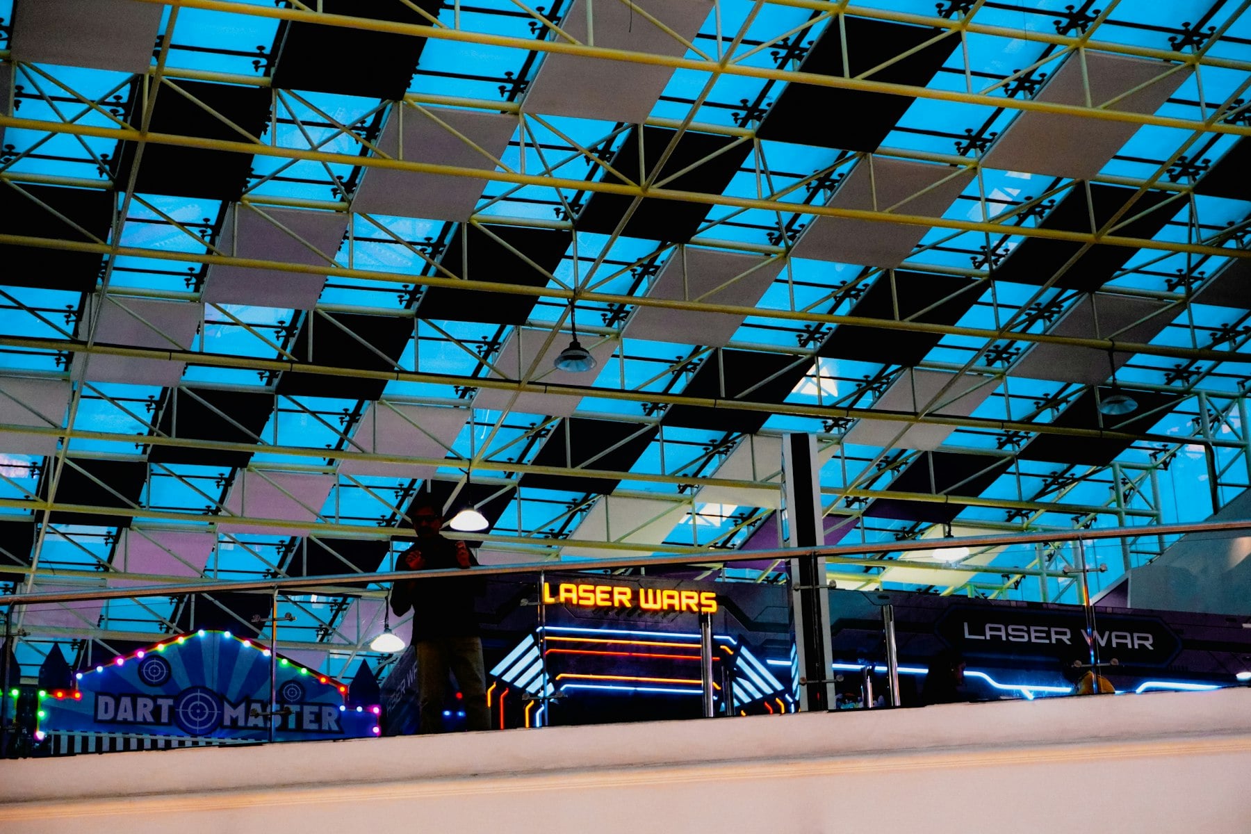Une salle de jeux aux néons