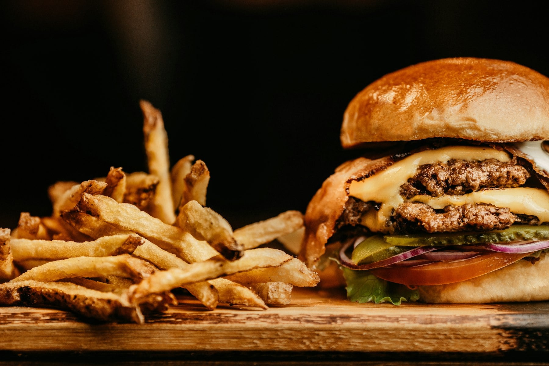 Un burger et des frites