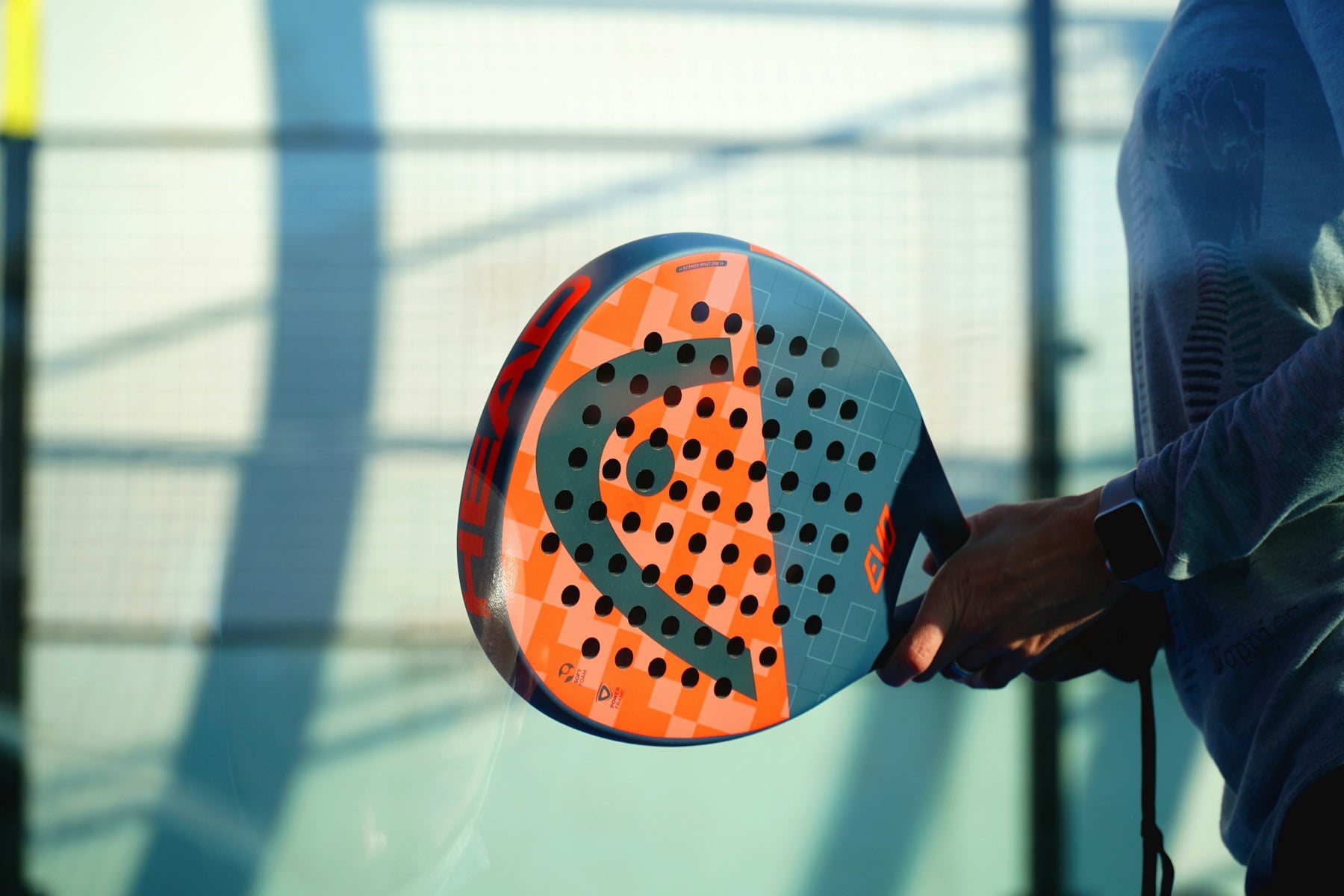 Une raquette de padel sur le court