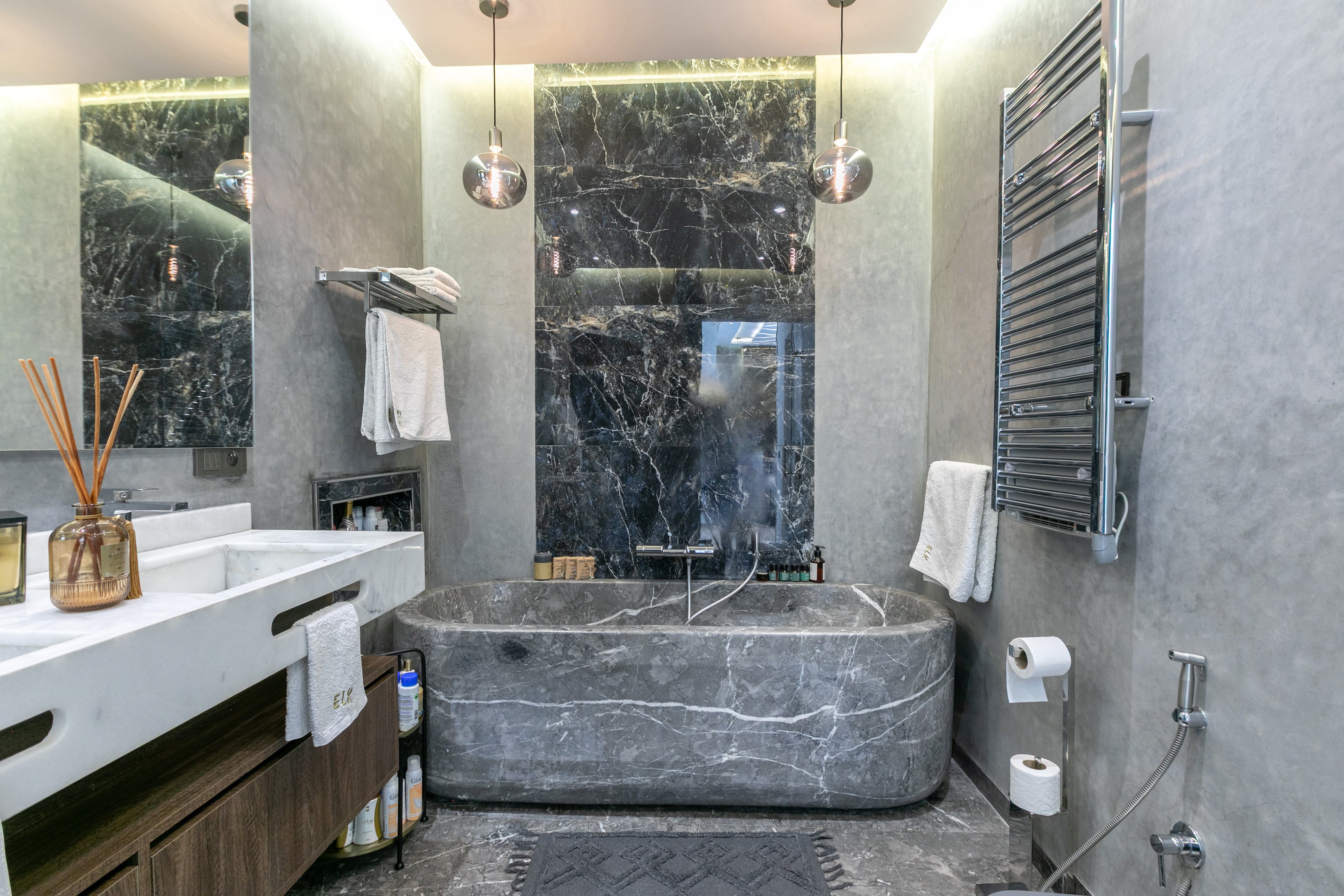 La baignoire en marbre de la suite parentale