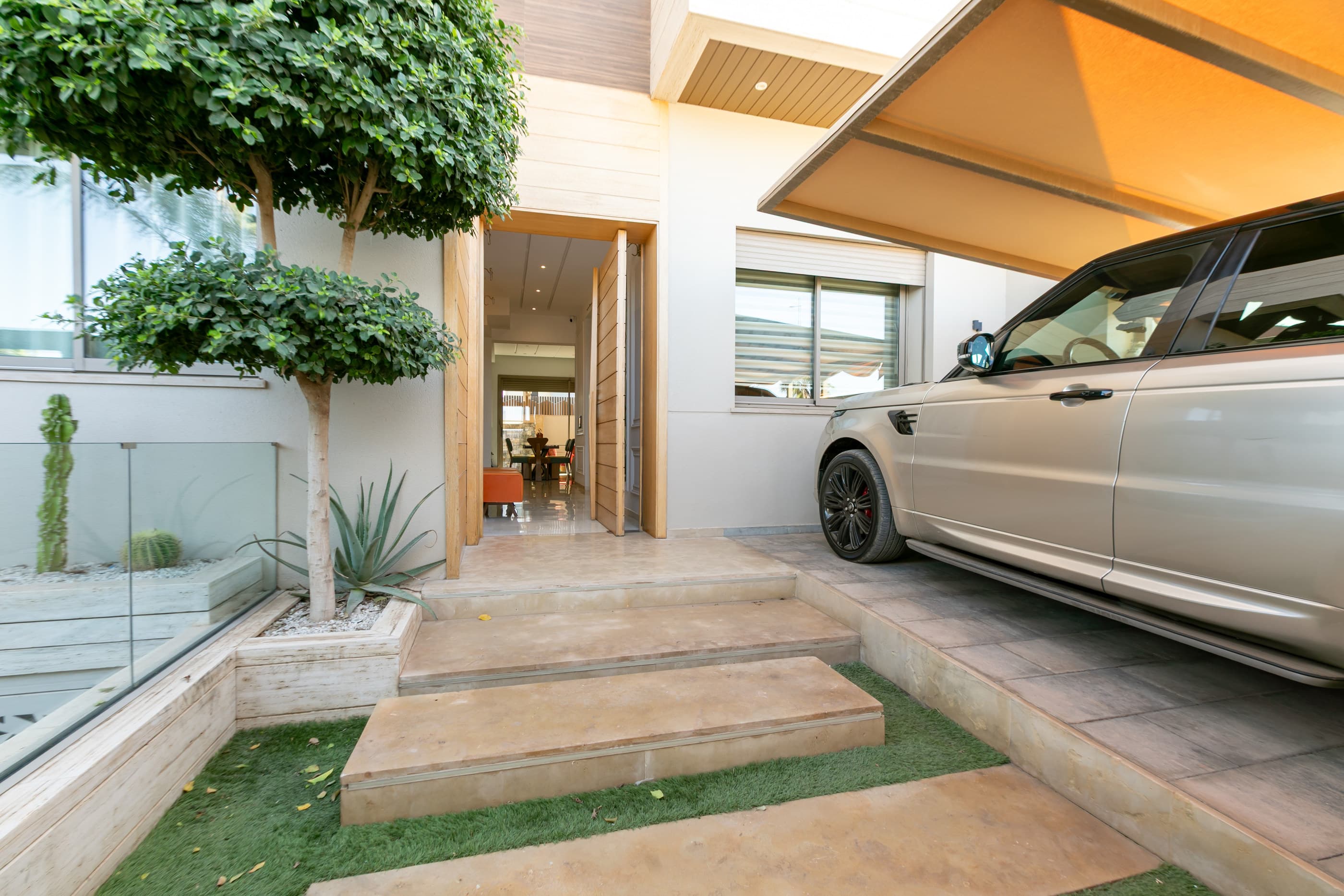 L'entrée et le garage couvert