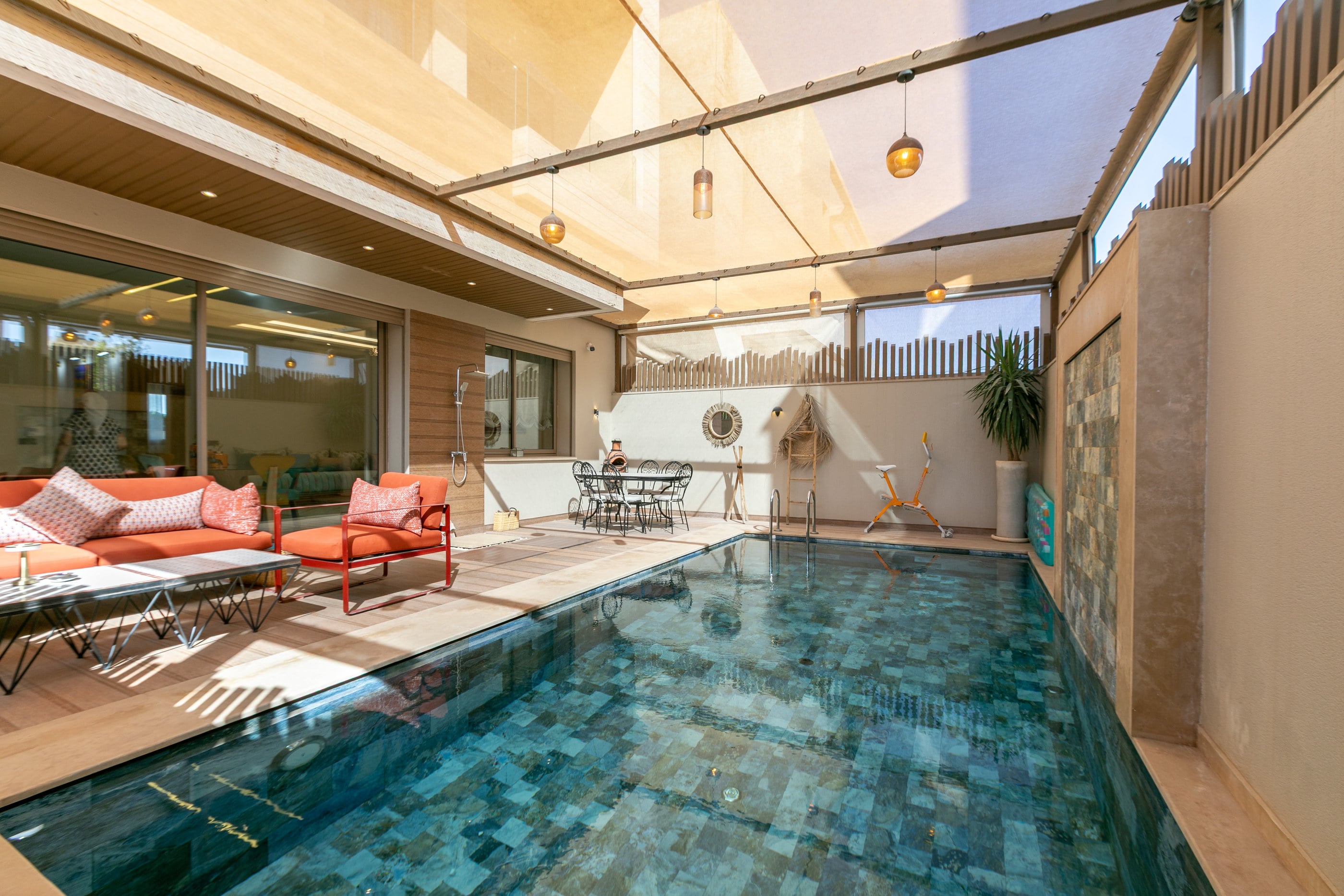 La piscine privée sous sa pergola