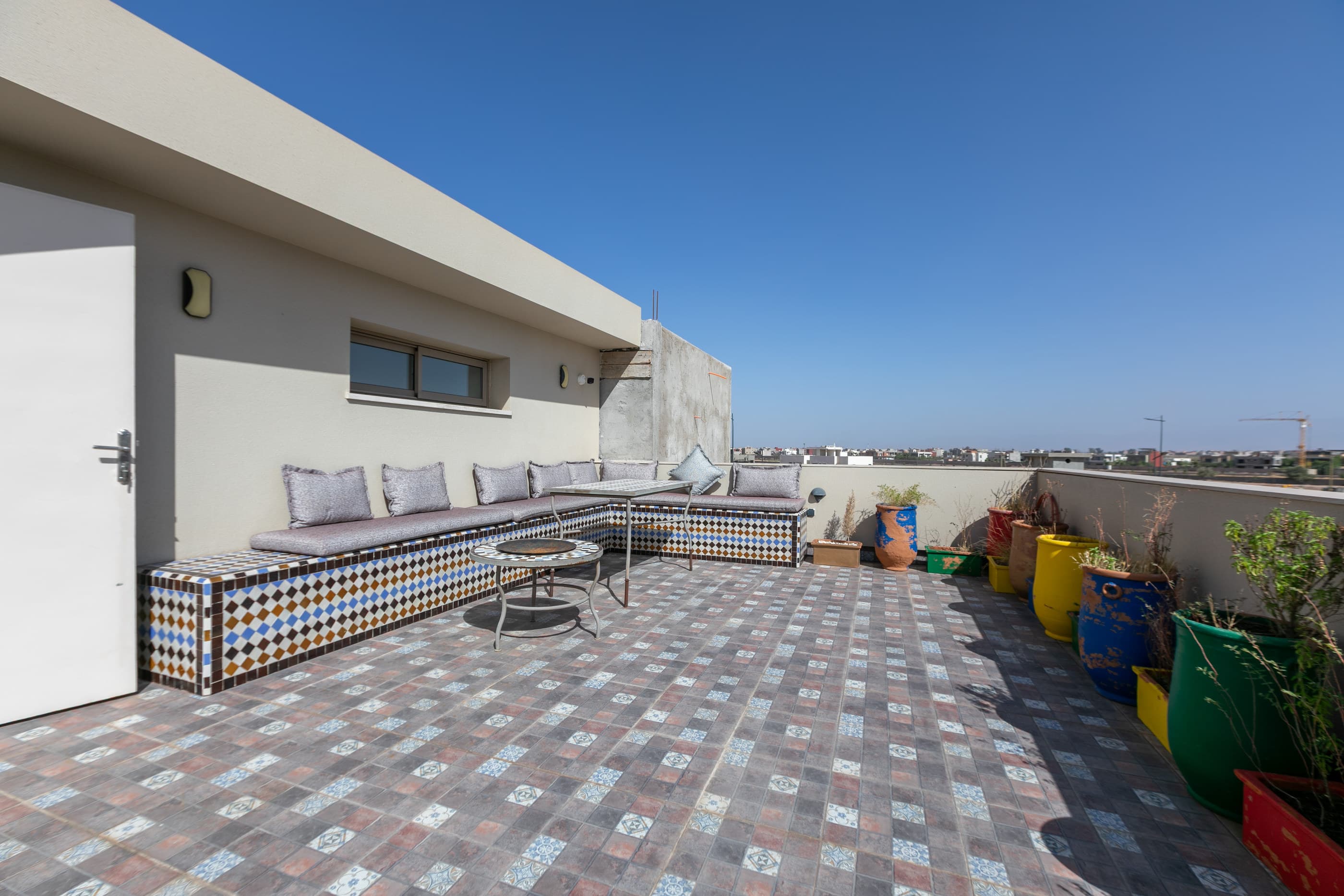 Le salon marocain en zellige du rooftop